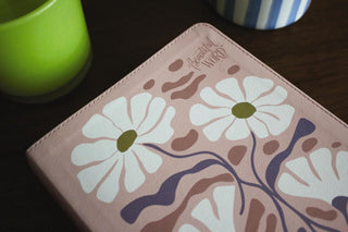 NIV, Beautiful Word Coloring Bible, Leathersoft, Pink: Hundreds of Verses to Color