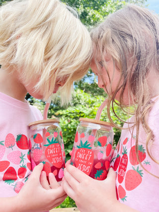 Tis So Sweet To Trust In Jesus Strawberry Glass Can with Bamboo Lid and Glass Straw